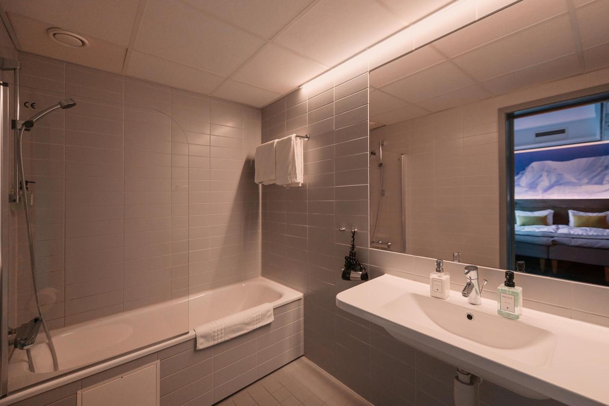 Svalbard Hotell | Polfareren Longyearbyen Exterior foto